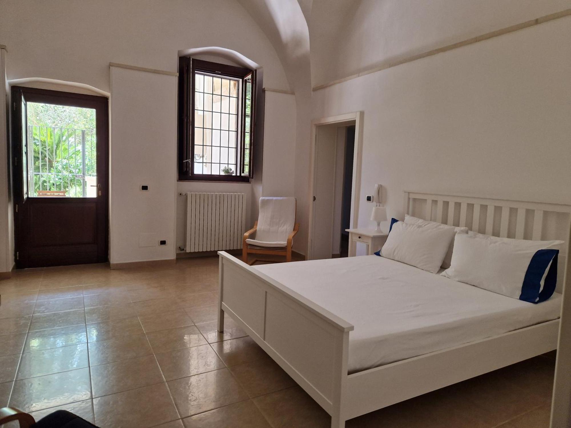 Al Centro Di Lecce Appartamento Le Due Rose-Con Patio Privato Exterior photo